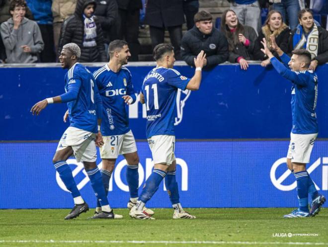 Los jugadores del Oviedo celebran un gol en el Tartiere (Foto: LaLiga).