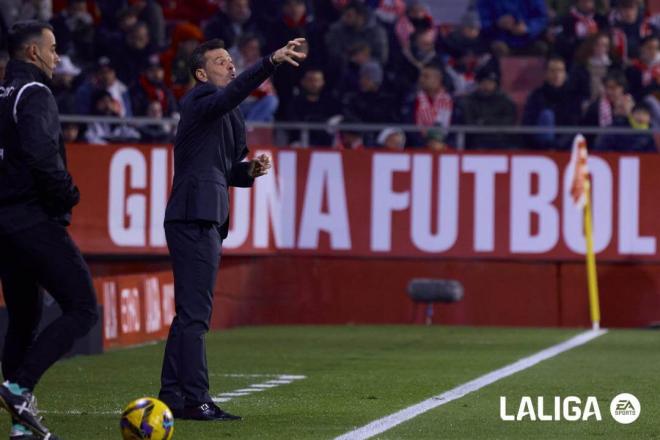 Diego Cocca da instrucciones en el Girona - Valladolid (Foto: LALIGA).