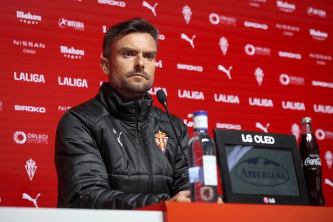 Rubén Albés, en rueda de prensa. (Foto: Real Sporting)