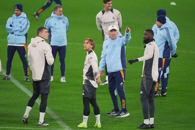 Ancelotti en un entrenamiento del Real Madrid (Cordon Press)