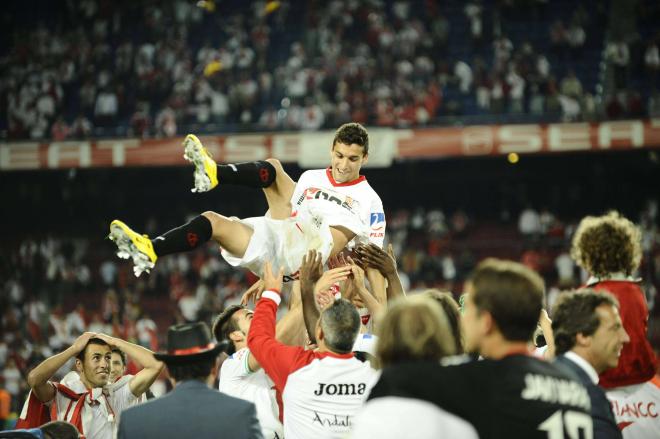 Jesús Navas, manteado tras la final de la Copa del Rey 2010 (Foto: Cordon Press).