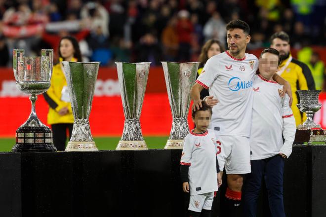 Jesús Navas, con los títulos logrados en el Sevilla FC (Foto: EFE)