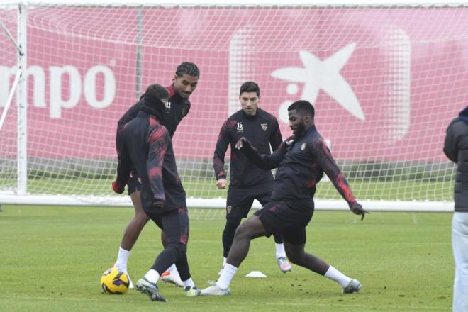 Badé, Montiel e Iheanacho, en el entrenamiento de este viernes (Foto: Kiko Hurtado).