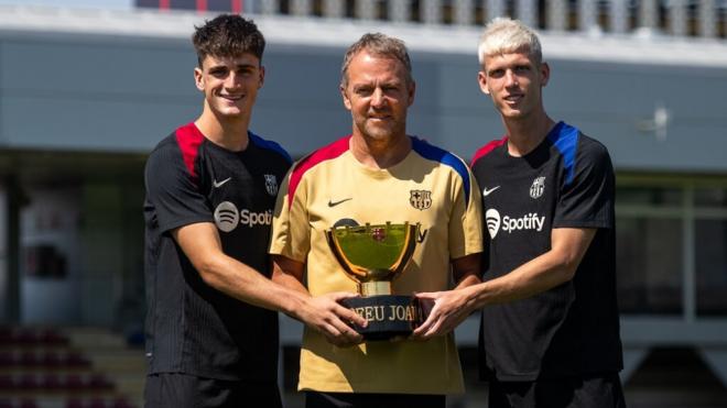 Pau Víctor, Hansi Flick y Dani Olmo (Foto: Europa Press)