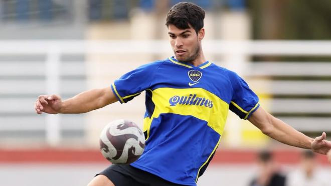 Carlos Alcaraz con la camiseta de Boca Juniors en un partido de fútbol (Foto: @clivebrunskill)