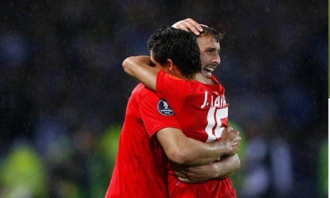 Jesús Navas y Antonio Puerta, abrazados tras ganar la Copa de la UEFA de 2007.