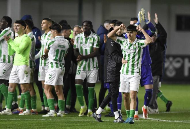 La plantilla del Betis Deportivo celebra el triunfo (Foto: Kiko Hurtado)