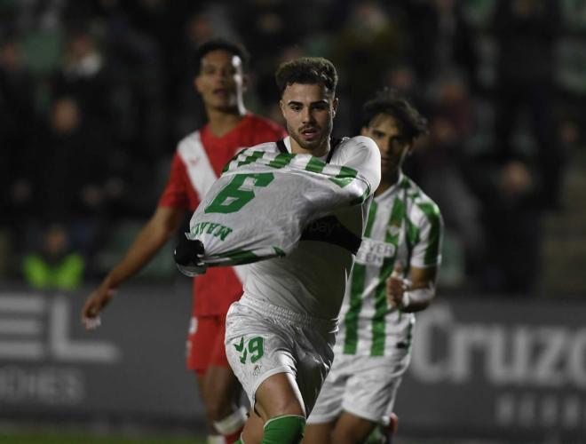 Marcos Fernández celebra un gol en el derbi chico (Foto: Kiko Hurtado)