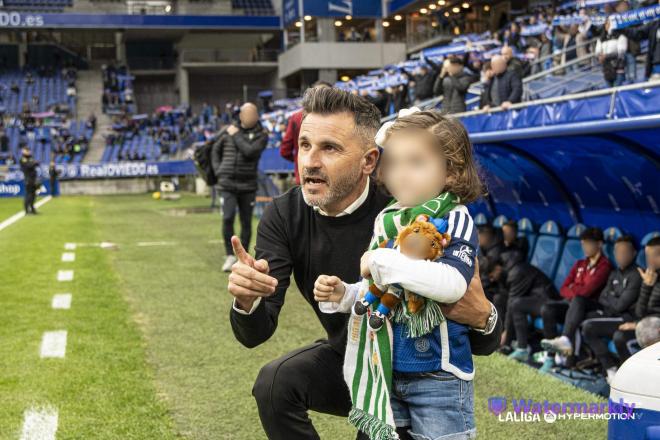 Iván Ania, con su hija momentos antes del Real Oviedo - Córdoba (Foto: LALIGA).