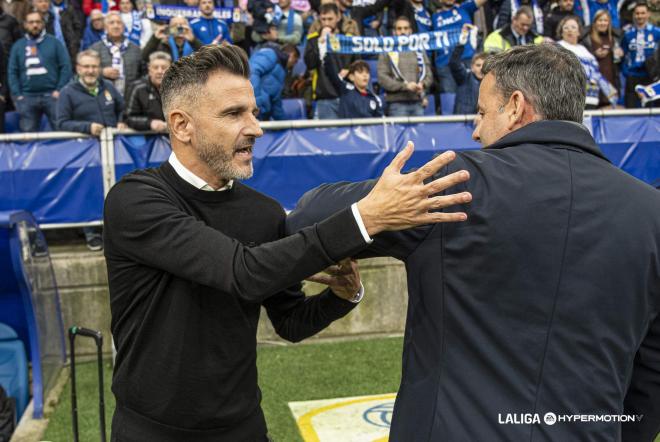 Iván Ania saluda a Javi Calleja antes del Real Oviedo - Córdoba (Foto: LALIGA).