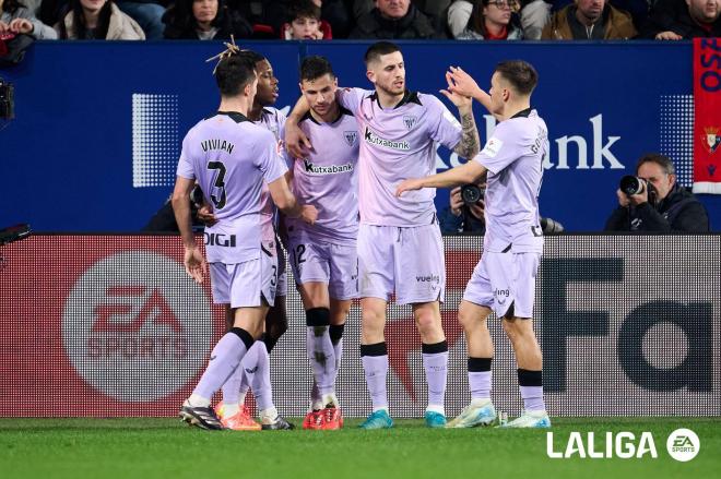 Oihan Sancet celebra con sus compañeros el gol del Athletic a Osasuna (Foto: LALIGA).