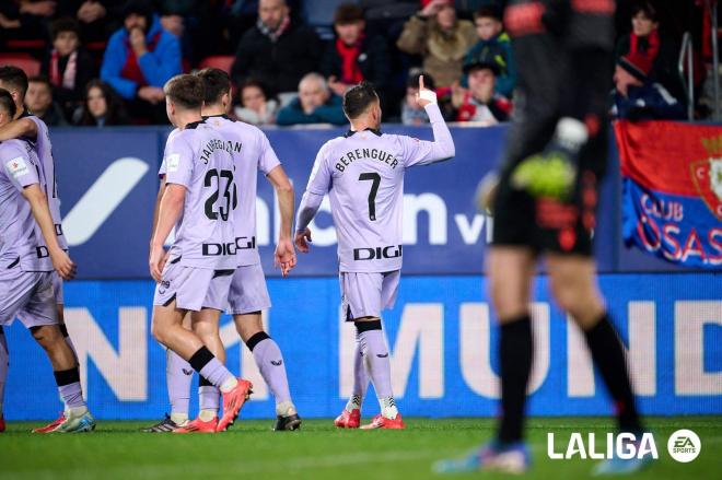 Alex Berenguer marca gol en El Sadar (Foto: LALIGA).