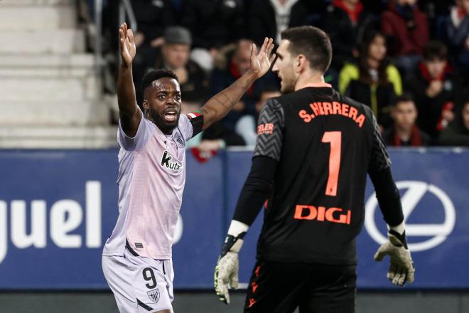 Iñaki Williams reclamando el penalti en el Osasuna-Athletic (Foto: EFE).