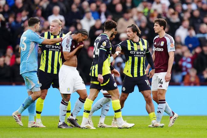 Los jugadores del Manchester City, en una trifulca con los del Aston Villa (Foto: Cordon Press).