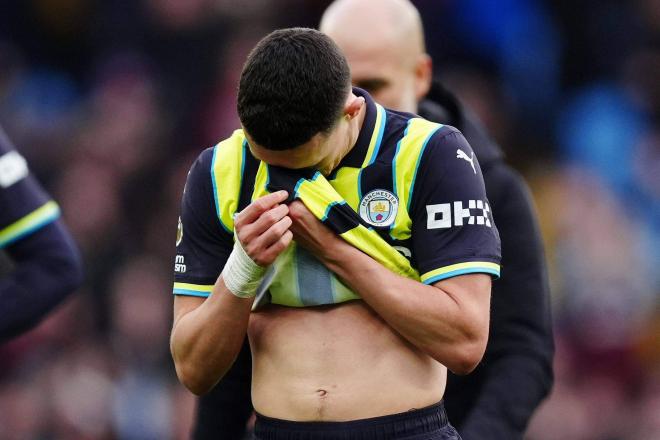 Phil Foden, cabizbajo tras perder en el Aston Villa-Manchester City (Foto: Cordon Press).