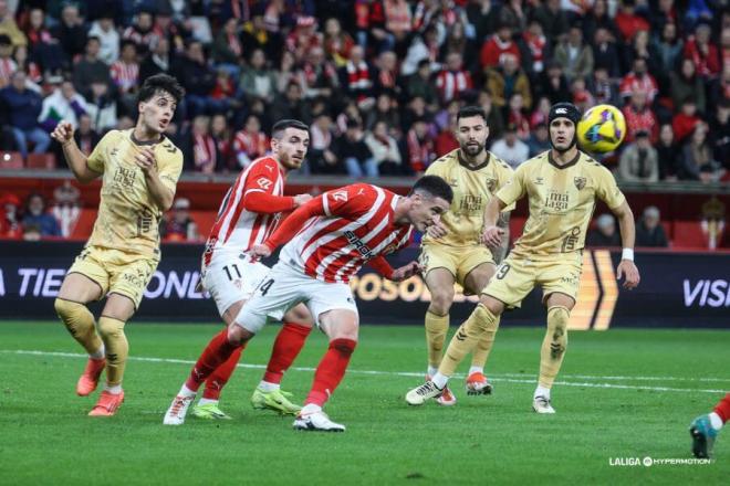 Olaetxea despejando un balón en el Sporting-Málaga (Foto: Cordon Press).