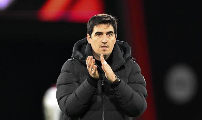 Andoni Iraola aplaude durante un partido del Bournemouth (Fotos: Cordon Press).