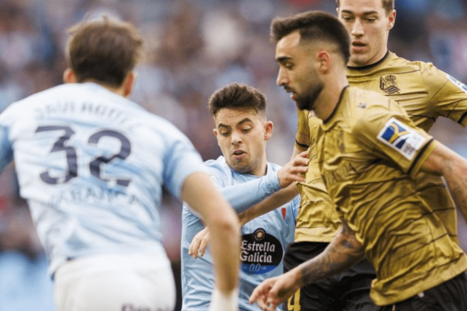 Brais Méndez ante Javi Rodríguez y Beltrán (Foto: LaLiga).