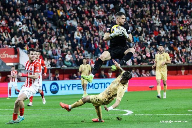 Yáñez se impone a Cordero en un balón dividido del Sporting - Málaga. (Foto: LALIGA)