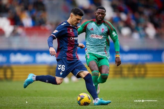 Sergio Álvarez conduce delante de Martin Hongla en el Eibar-Granada (Foto: LALIGA).