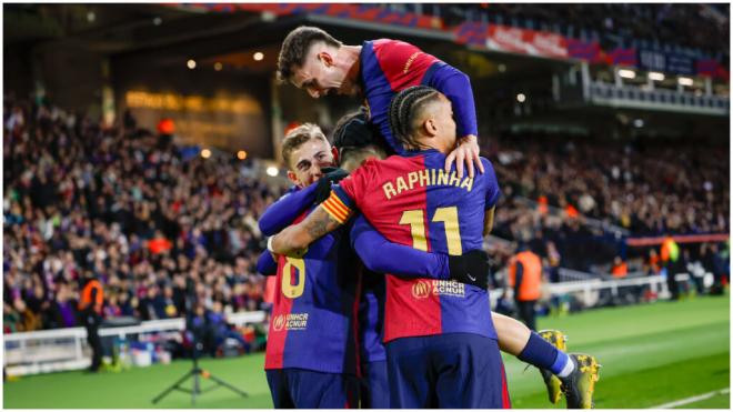 El FC Barcelona celebrando el gol de Pedri ante el Atlético de Madrid. (Fuente: EFE)