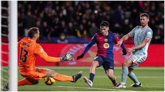 Jan Oblak parando un mano a mano con Pedri. (Fuente: Europa Press)