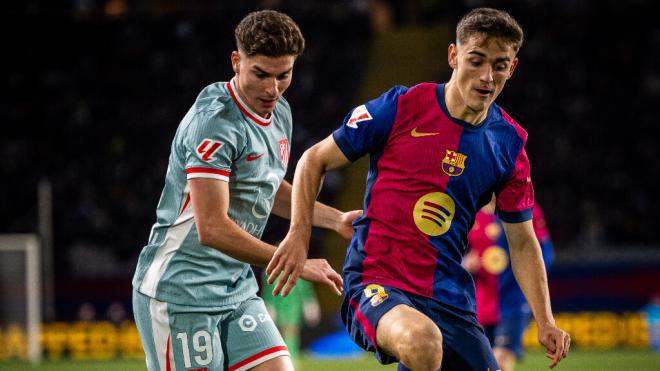 Julián Álvarez y Pablo Gavi disputando un balón en el FC Barcelona - Atlético de Madrid (FC Bar