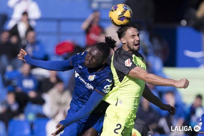 Chrisantus Uche y Martin Valjent pelean un balón aéreo en el Getafe-Mallorca (Foto: LALIGA).