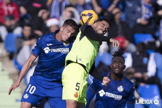 Bertug Yildirim y Omar Mascarell pelean un balón en el Getafe-Mallorca (Foto: LALIGA).