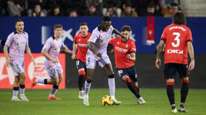 Iñaki Williams la lleva ante Osasuna rodeado de rojillos en El Sadar (Foto: Athletic Club).