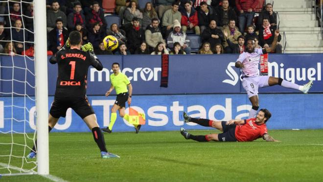 Tiro de Iñaki Williams ante Osasuna en El Sadar (Foto: Athletic Club).