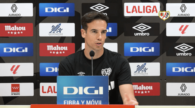 Íñigo Pérez, en una rueda de prensa con el Rayo Vallecano (Foto: Cordon Press).