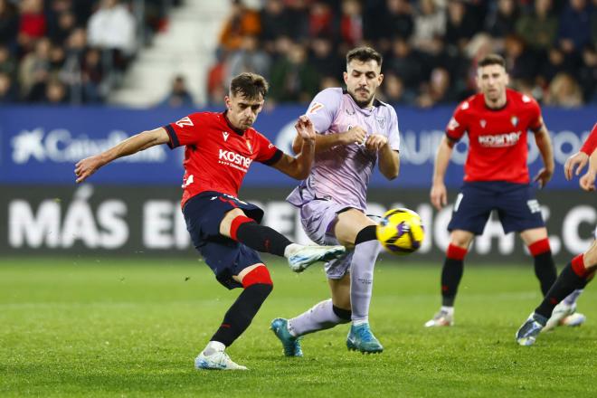 Aimar Oroz y Aitor Paredes, en el derbi del Athletic Club ante el CA Osasuna en El Sadar (Foto: LaLiga).