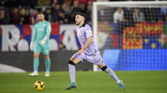 Aitor Paredes la lleva ante Osasuna en El Sadar (Foto: Athletic Club).