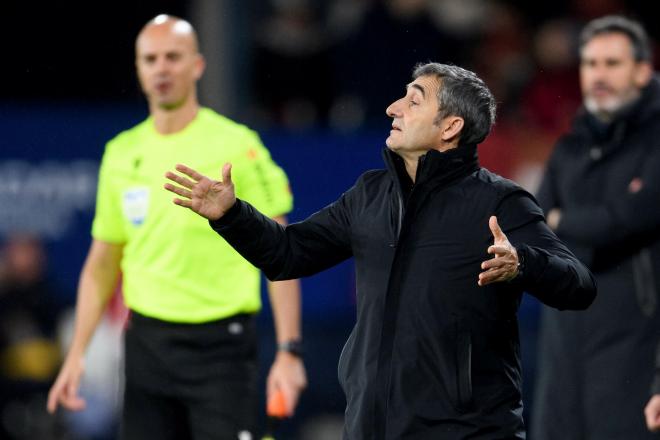 Gesto de Ernesto Valverde, ante Moreno del CA Osasuna, en El Sadar (Foto: Athletic Club).