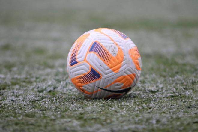 Balón de fútbol en un césped nevado (Foto: Cordon Press).