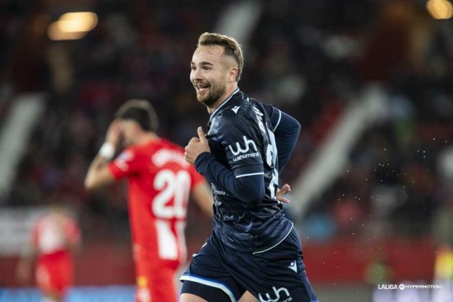 Javier Ontiveros celebrando un gol en el Almería-Cádiz (Foto: LALIGA).