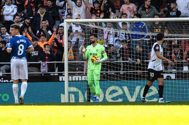 Antonio Sivera da instrucciones en el Valencia-Alavés (Foto: DA).