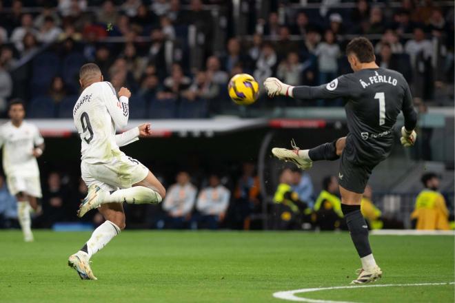 Álvaro Fernández, ante Kylian Mbappé en el Real Madrid-Sevilla (Foto: Cordon Press).