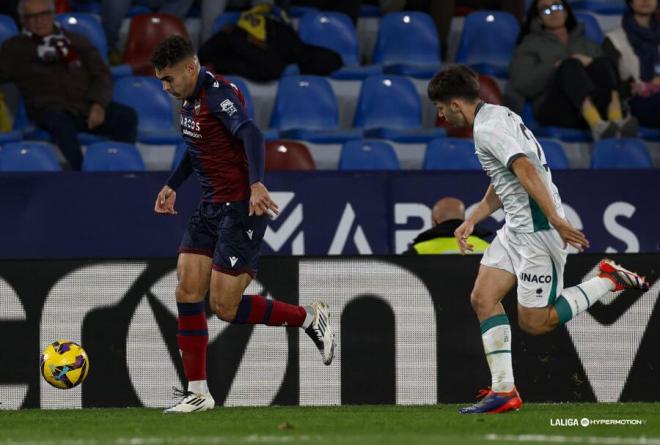 Andrés García conduce el balón en el Levante-Huesca (Foto: LALIGA).