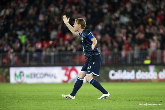 Álex Fernández, protestando el penalti (Foto: LALIGA).