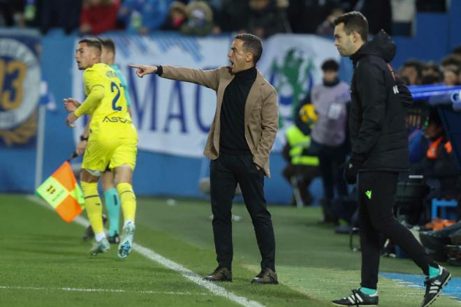 Borja Jiménez da instrucciones en el Leganés-Villarreal (Foto: EFE).