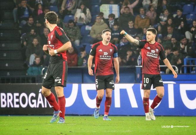 Celebración del Mirandés tras un gol en Riazor (Foto: LALIGA).