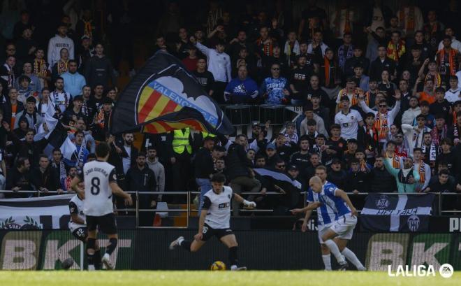 Protestas fuera de Mestalla tras el partido.