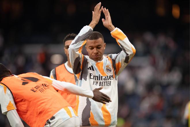 Kilyan Mbappé, en el calentamiento del Real Madrid-Sevilla (Foto: Cordon Press).