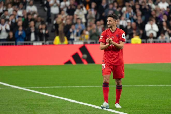 Jesús Navas recibió el homenaje del Santiago Bernabéu en su despedida del fútbol (Foto: Cordon