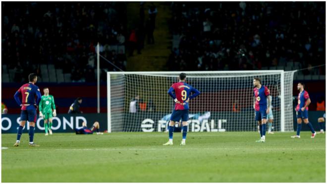 Los jugadores del FC Barcelona rendidos ante la derrota frente al Atlético de Madrid. (Fuente: EFE