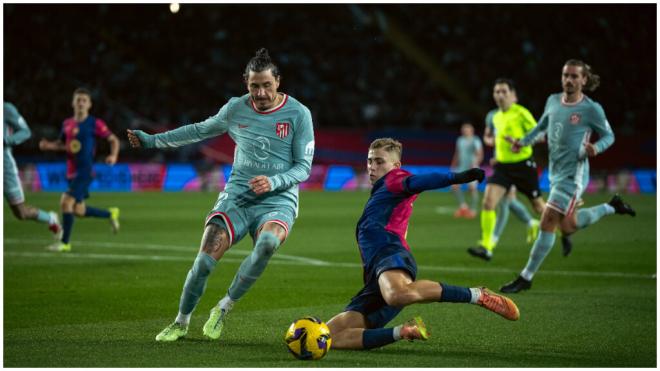 José María Giménez ante Fermín López, durante el Barcelon-Atlético (Cordon Press).