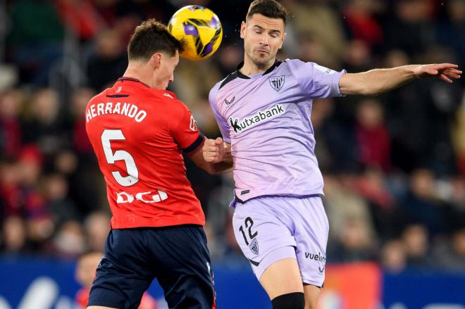 Guruzeta batalla con Herrando en el derbi ante Osasuna en El Sadar (Foto: Athletic Club).