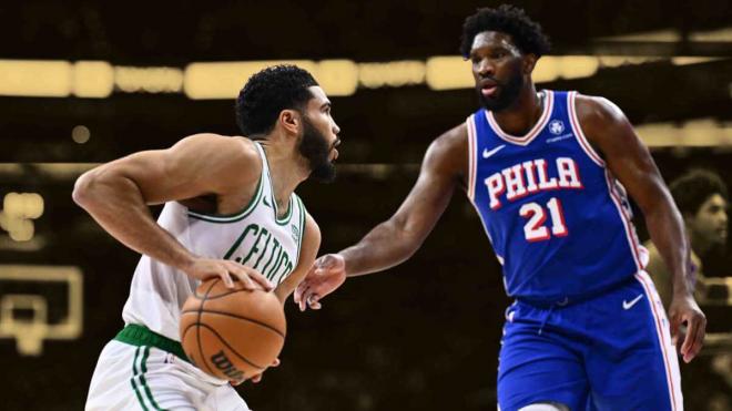 Jayson Tatum encara a Joel Embiid en un Celtics-Sixers.